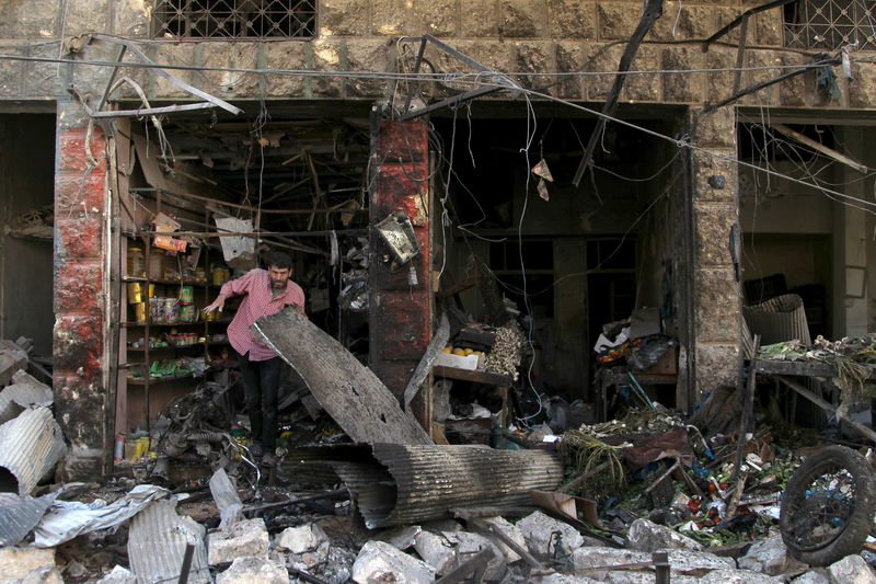 © Reuters. Homem visto em meio a destroços na cidade de Maarat al-Numan, província de Idlib