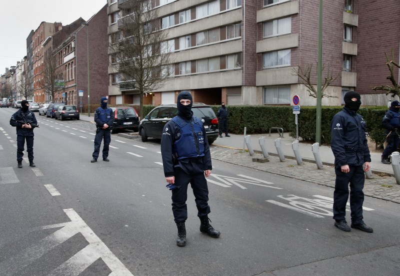 © Reuters. Policiais vistos durante operação em Bruxelas