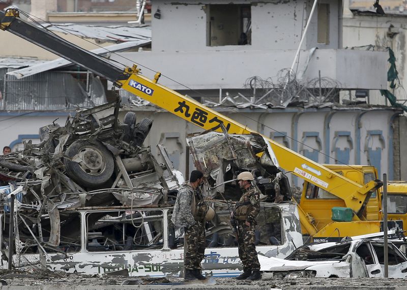 © Reuters. انفجار ثان يضرب كابول عقب هجوم انتحاري