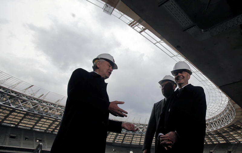 © Reuters. FIFA President Infantino listens to Moscow's Mayor Sobyanin during visit to Luzhniki Stadium in Moscow