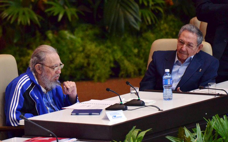 © Reuters. Cuba's former president Fidel Castro sits next to his brother and Cuba's president Raul Castro during the closing ceremony of the seventh Cuban Communist Party (PCC) congress in Havana