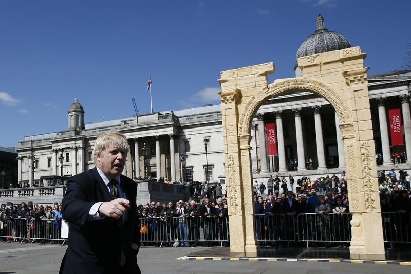 © Reuters. نموذج لقوس النصر الأثري المدمر بتدمر يرتفع في لندن