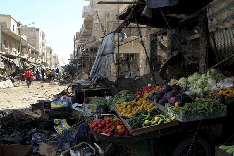 © Reuters. Destroços vistos em mercado na cidade síria de Maarat al-Numan, na província de Idlib