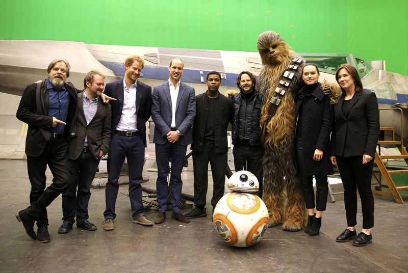 © Reuters. Príncipes William e Harry ao lado de membros da saga "Star Wars" durante visita em Londres