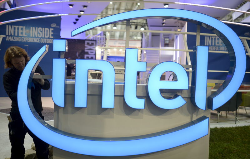 © Reuters. File photo of a worker arranging Intel logo at CeBIT trade fair in Hannover