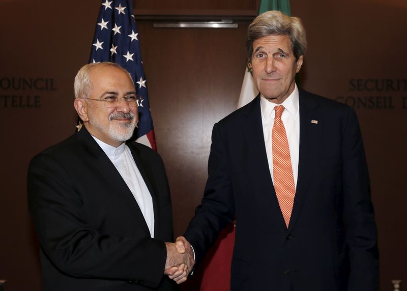 © Reuters. كيري وظريف يبحثان تطبيق الاتفاق النووي الإيراني
