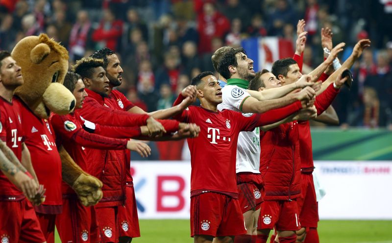 © Reuters. مولر يسجل ثنائية ويصعد ببايرن لنهائي كأس ألمانيا