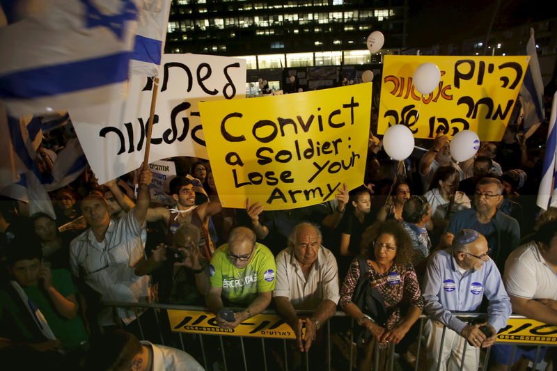 © Reuters. آلاف يتظاهرون في تل أبيب للإفراج عن جندي إسرائيلي متهم بقتل مهاجم فلسطيني