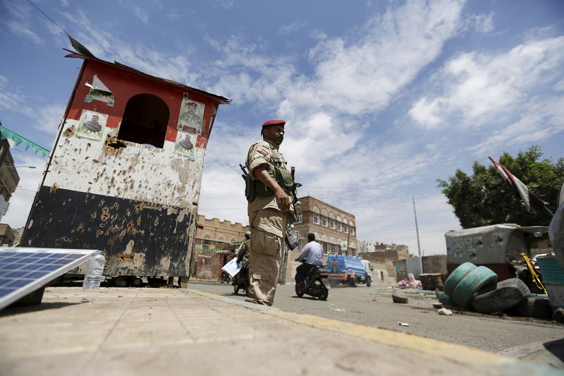 © Reuters. Houthi militant mans a checkpoint in Yemen's capital Sanaa