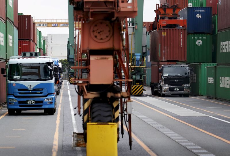 © Reuters. A cargo container is loaded from trucks at a port in Tokyo, Japan