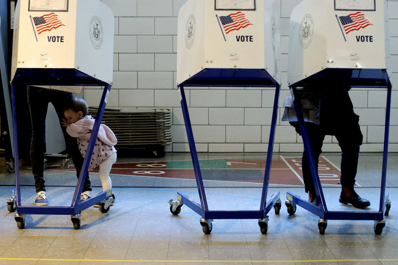 © Reuters. People vote in the New York primary elections at a polling station in the Brooklyn borough of New York