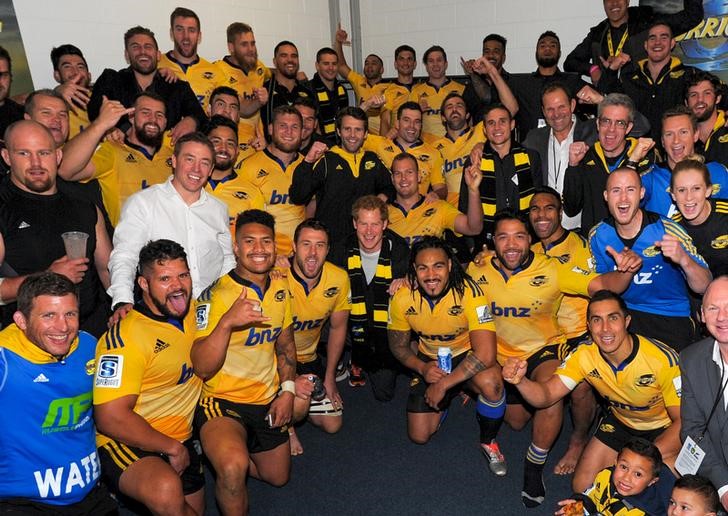 © Reuters. Britain's Prince Harry poses with the Hurricanes rugby team in Wellington