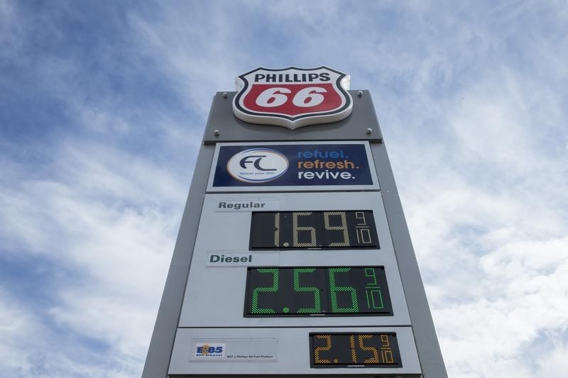 © Reuters. Gasoline prices are displayed at a Phillips 66 station in Moscow Mills, Missouri