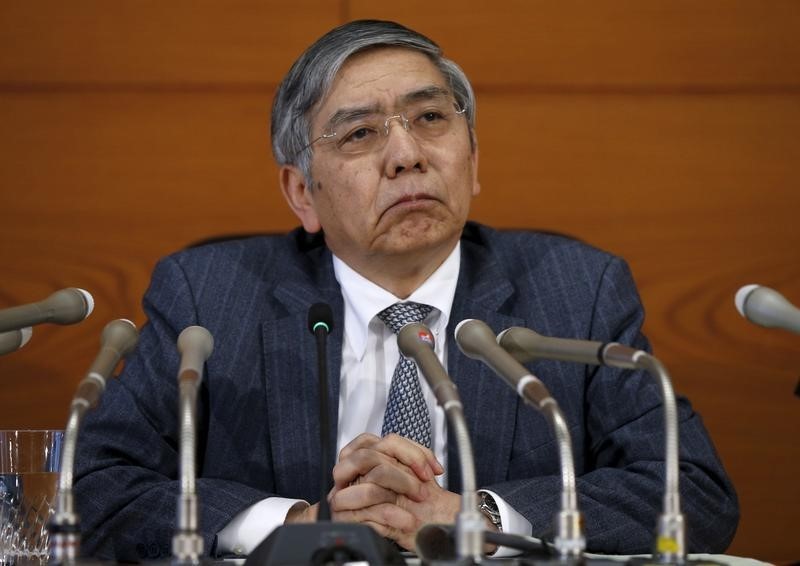 © Reuters. Kuroda del BOJ dice no dudará en flexibilizar política monetaria 