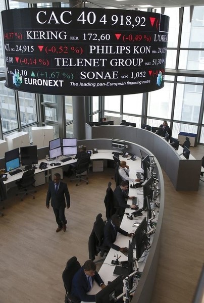 © Reuters. Stock market operator Euronext's universal analysts work in the market services surveillance room center at the new Euronext headquarters at La Defense business and financial district in Courbevoie near Paris