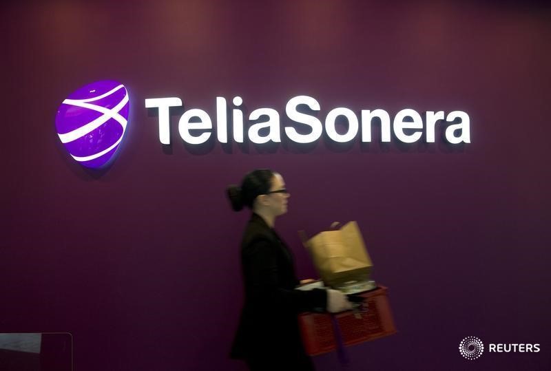 © Reuters. Логотип TeliaSonera на презентации результатов компании за четвертый квартал