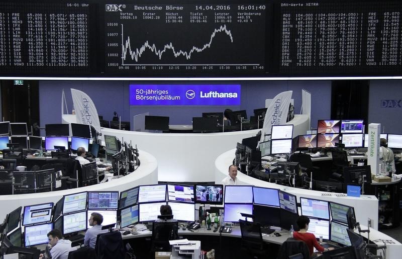 © Reuters. Las bolsas europeas caen por la debilidad de las materias primas, ARM sube