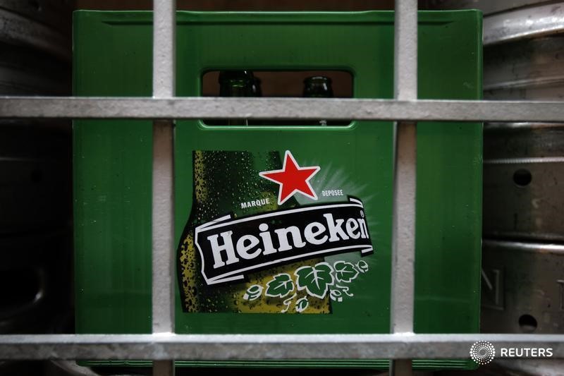 © Reuters. Контейнер с пустыми бутылками Heineken у ресторана в Сингапуре