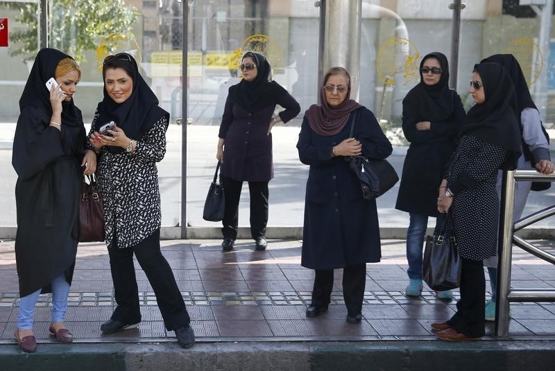 © Reuters. روحاني ينتقد استخدام الشرطة لعناصر سرية للإبلاغ عن نساء لا يرتدين الحجاب
