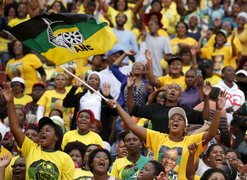 © Reuters. Supporters of South African President Jacob Zuma's ruling African National Congress (ANC) cheer at a rally to launch the ANC's local government election manifesto in Port Elizabeth