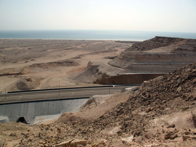© Reuters. Coastal highway runs through Oman's Duqm Special Economic Zone
