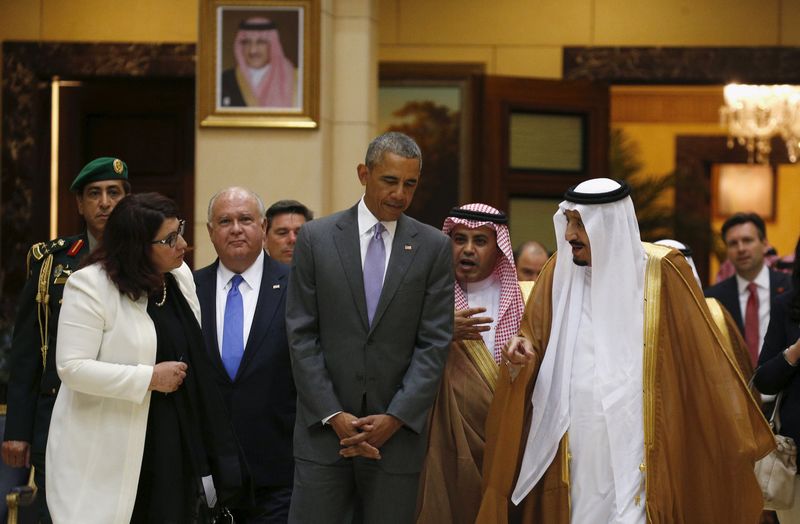 © Reuters. U.S. President Barack Obama and Saudi King Salman walk together following their meeting at Erga Palace in Riyadh, Saudi Arabia