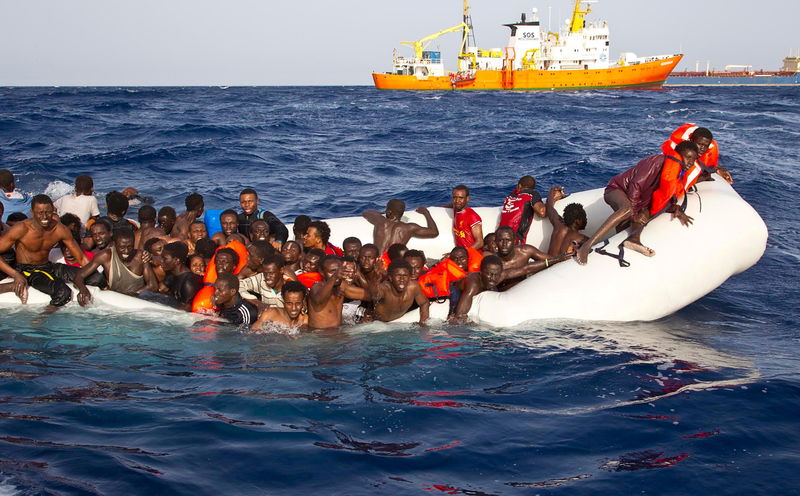 © Reuters. Migrants sit in a rubber dinghy during a rescue operation by SOS Mediterranee ship Aquarius off the coast of the Italian island of Lampedusa