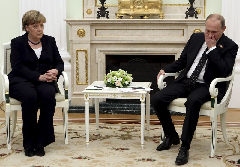 © Reuters. File photo of Russian President Vladimir Putin meeting with German Chancellor Angela Merkel at the Kremlin in Moscow