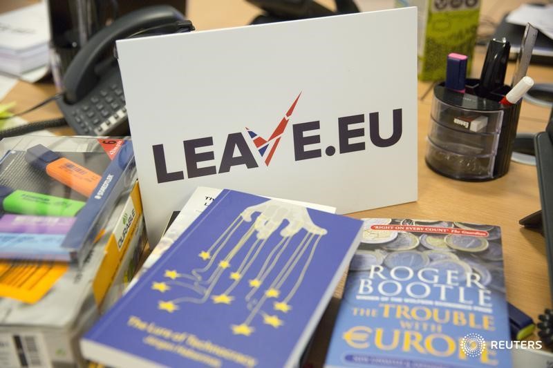 © Reuters. A sign for pro Brexit group pressure group "Leave.eu" is seen in their office in London, Britain