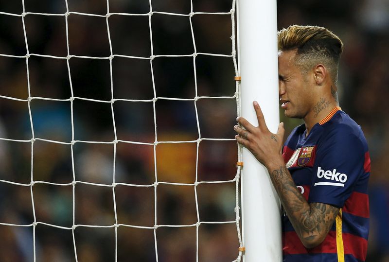 © Reuters. Neymar, en el punto de mira mientras el Barça se concentra en salvar la Liga