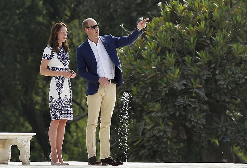 © Reuters. Príncipe William e a mulher, Kate, durante visita ao Taj Mahal em Agra, na Índia