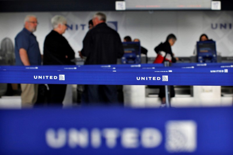 © Reuters. Customers of United wait in line to check in at Newark International airport in New Jersey