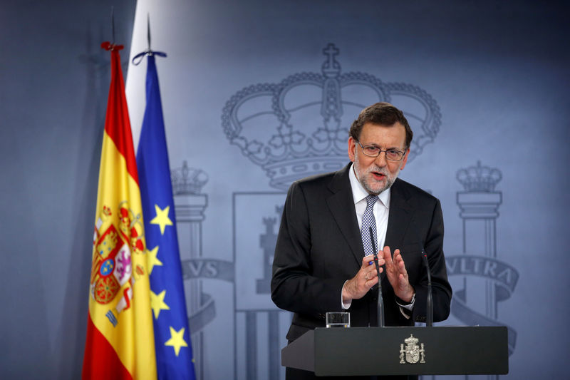 © Reuters. Spanish acting PM Rajoy addresses a news conference after meeting with Catalan President Puigdemont at the Moncloa Palace in Madrid