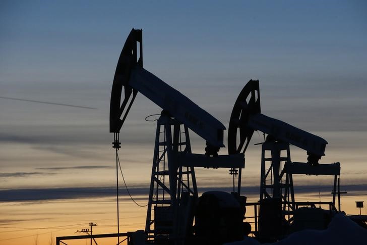 © Reuters. Pump jacks are seen at the Lukoil company owned Imilorskoye oil field outside the West Siberian city of Kogalym