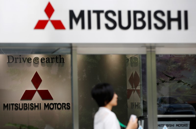 © Reuters. A woman walks in front of Mitsubishi Motors Corp's headquarters in Tokyo