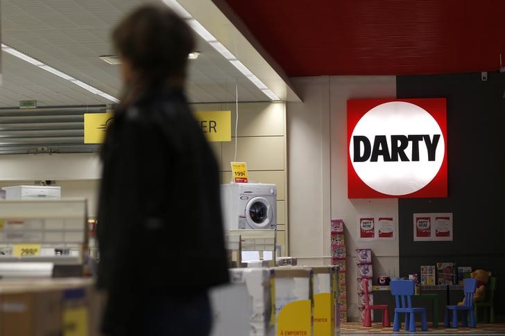 © Reuters. A customer walks in a store of electrical goods company Darty in Saint-Sebastien-sur-Loire near Nantes