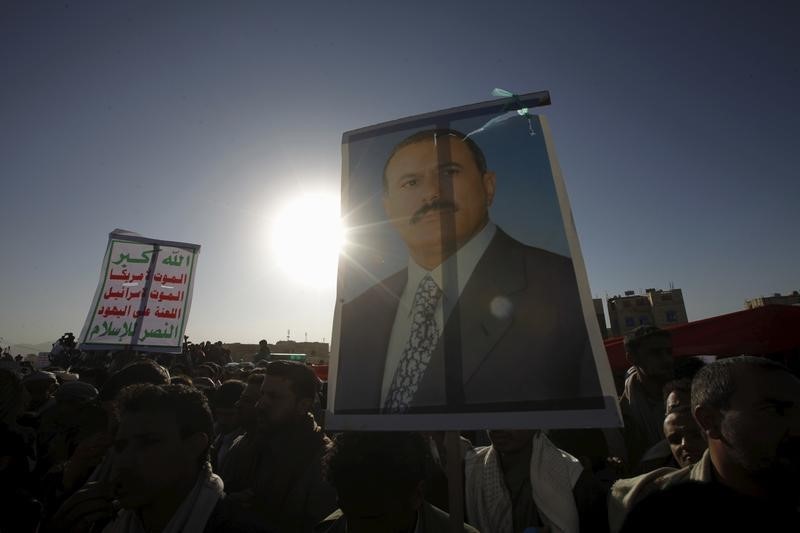 © Reuters. Followers of the Houthi movement raise a poster of Yemen's former President Ali Abdullah Saleh against U.S. support to Saudi-led air strikes, in Yemen's capital Sanaa