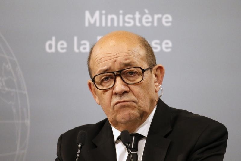 © Reuters. French Defence Minister Jean-Yves Le Drian reacts during a news conference at the French Defence Ministry in Paris