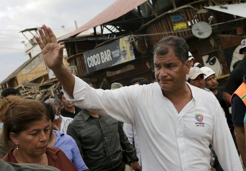 © Reuters. Correa decreta impuestos extraordinarios tras devastador terremoto en Ecuador 