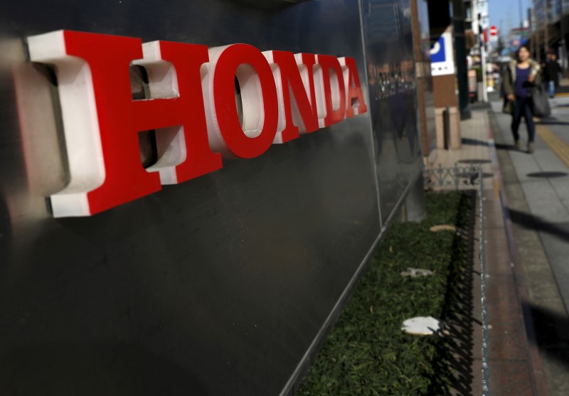 © Reuters. A logo of Honda Motor Co is seen outside the company's dealership in Tokyo