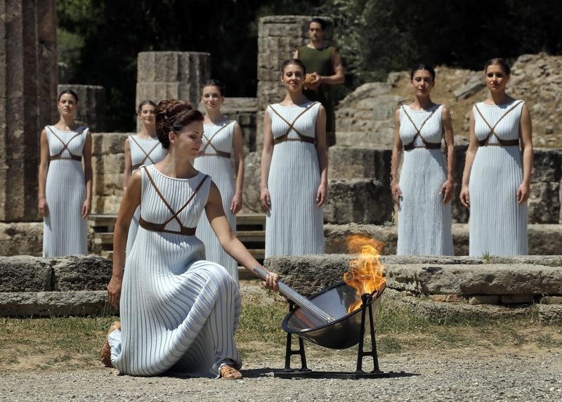 © Reuters. إيقاد شعلة أولمبياد 2016 الصيفي في أولمبيا اليونانية