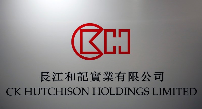 © Reuters. The company logo of CK Hutchison Holdings is displayed at a news conference in Hong Kong