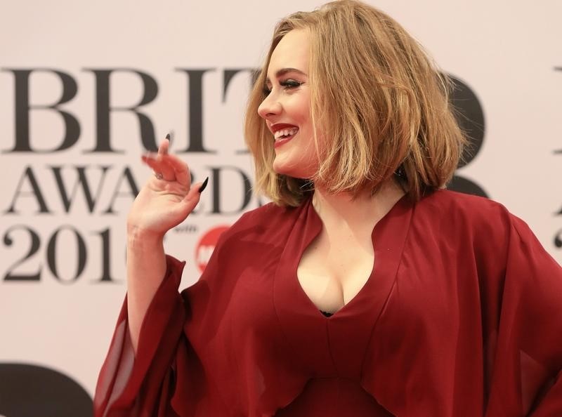© Reuters. Adele lidera lista de jóvenes músicos más ricos tras el éxito de "25"
