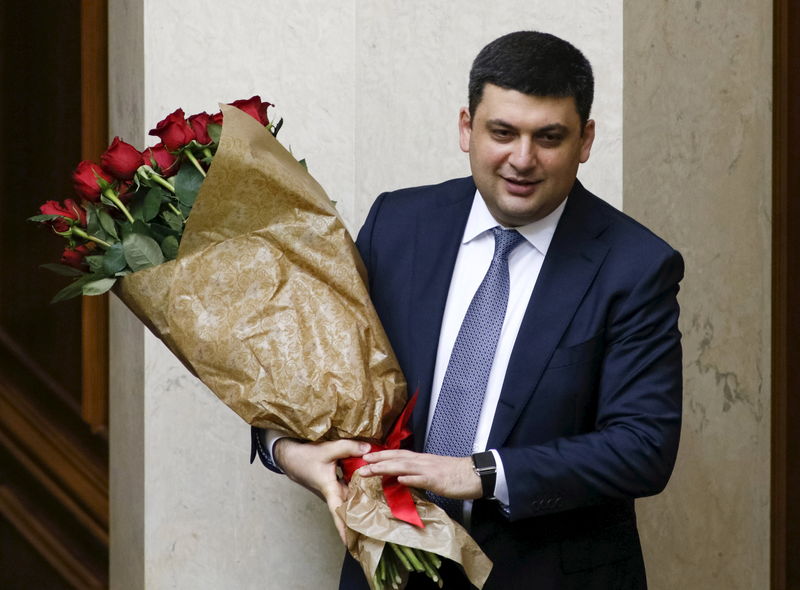 © Reuters. Newly-appointed Ukrainian Prime Minister Groysman holds flowers at the parliament in Kiev