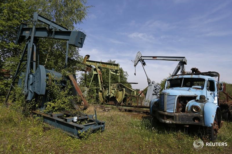 © Reuters. Станки-качалки в музее нефти в Мерквиллер-Пешельброне, Франция