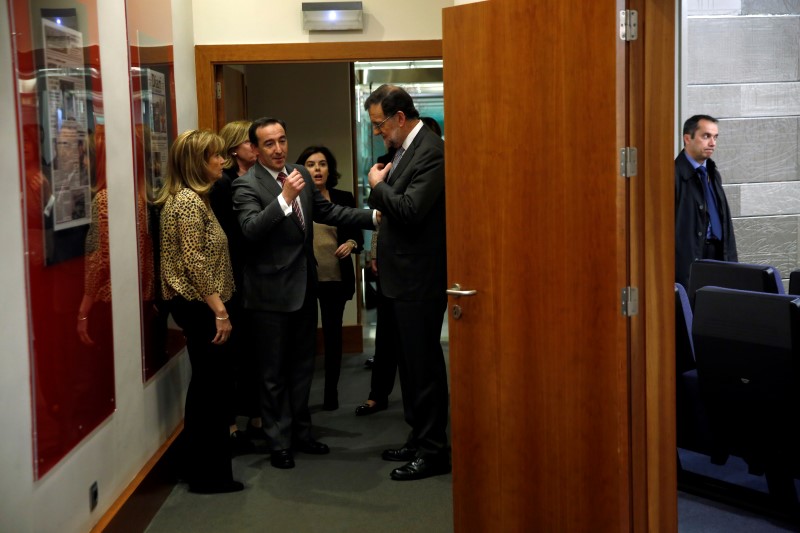 © Reuters. Spanish acting PM Rajoy prepares to address a news conference after meeting with Catalan President Puigdemont at the Moncloa Palace in Madrid