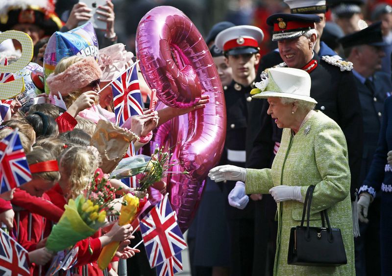 © Reuters. LES BRITANNIQUES FÊTENT LES 90 ANS DE LA REINE ELIZABETH