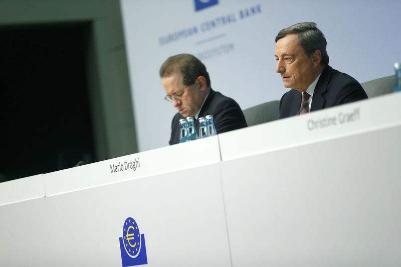 © Reuters. European Central Bank (ECB) President Draghi and vice president Constancio attend a news conference at the ECB headquarters in Frankfurt