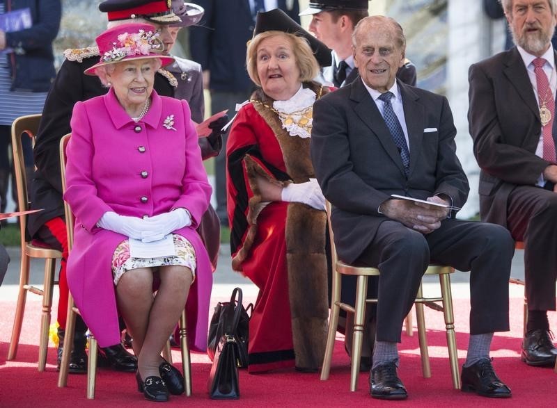 © Reuters. Una multitud se reúne para celebrar el 90 cumpleaños de la reina Isabel 