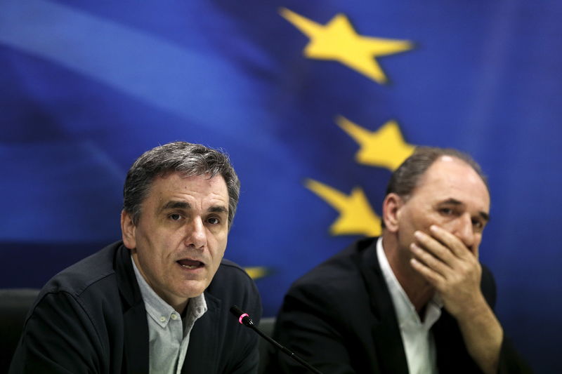 © Reuters. Greek Finance Minister Tsakalotos speaks during a news conference as Economy Minister Stathakis looks on at the ministry in Athens